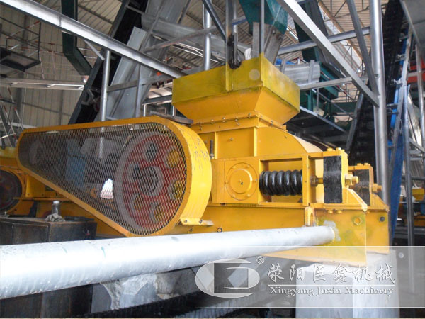 南陽(yáng)石英石制沙機(jī)石英沙生產(chǎn)現(xiàn)場(chǎng)