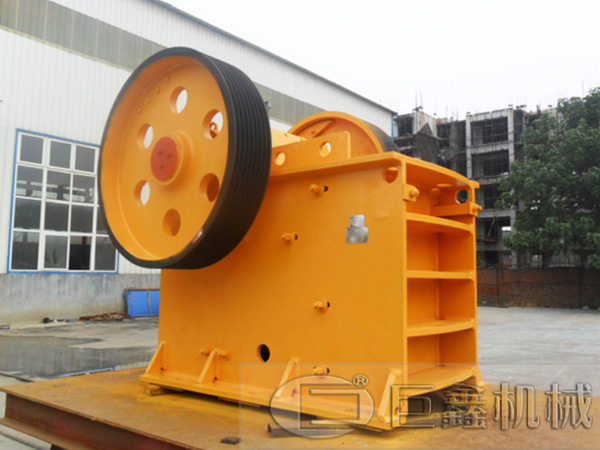 鄂式破碎機(jī)場內(nèi)實(shí)拍