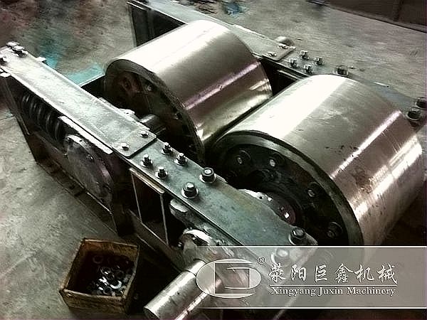 對輥制沙機(jī)組裝中