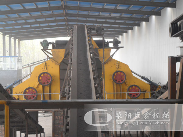 雙轉(zhuǎn)子錘式破碎機(jī)破碎煤矸石生產(chǎn)運(yùn)行中