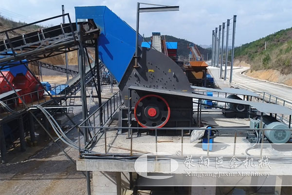 重型錘式破碎機(jī)客戶安裝現(xiàn)場(chǎng)