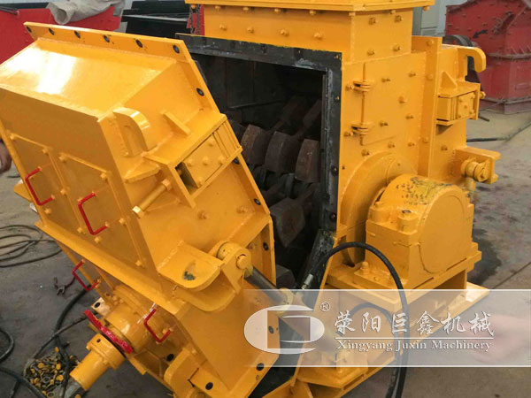 可逆式破碎機(jī)液壓開啟展示圖 可逆式破碎機(jī)液壓開啟展示圖