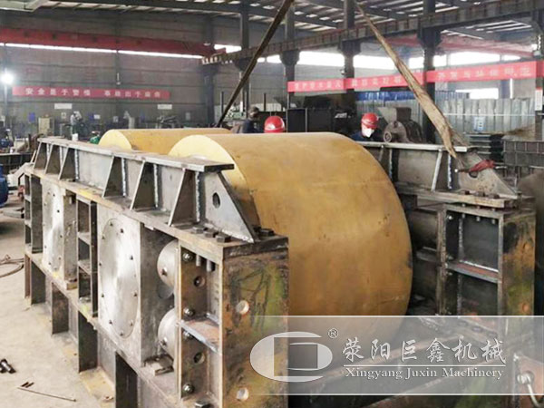 全液壓對輥制沙機(jī)制作中 全液壓對輥制沙機(jī)制作中